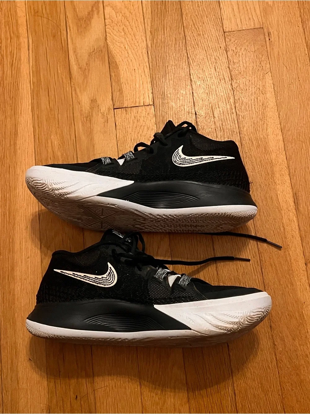 Nike Kyrie Flytrap 6 Black/White Low Top Lace-Up Mesh Basketball Sneakers